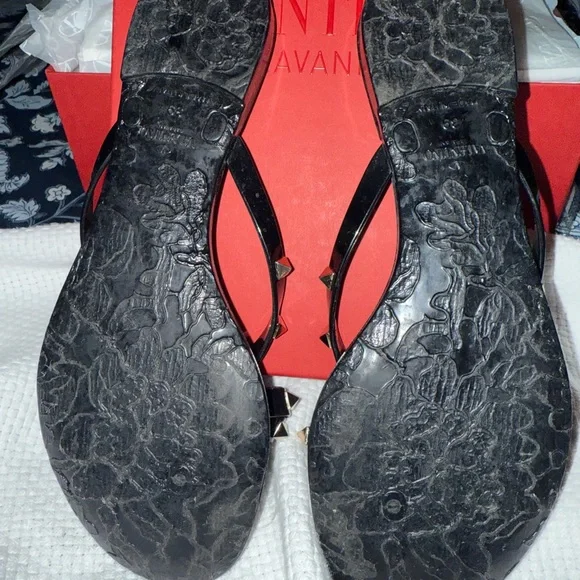 Valentino Garavani Black Rockstud Bow Tie Detail Flip Flop Sandals - Picture 4 of 9